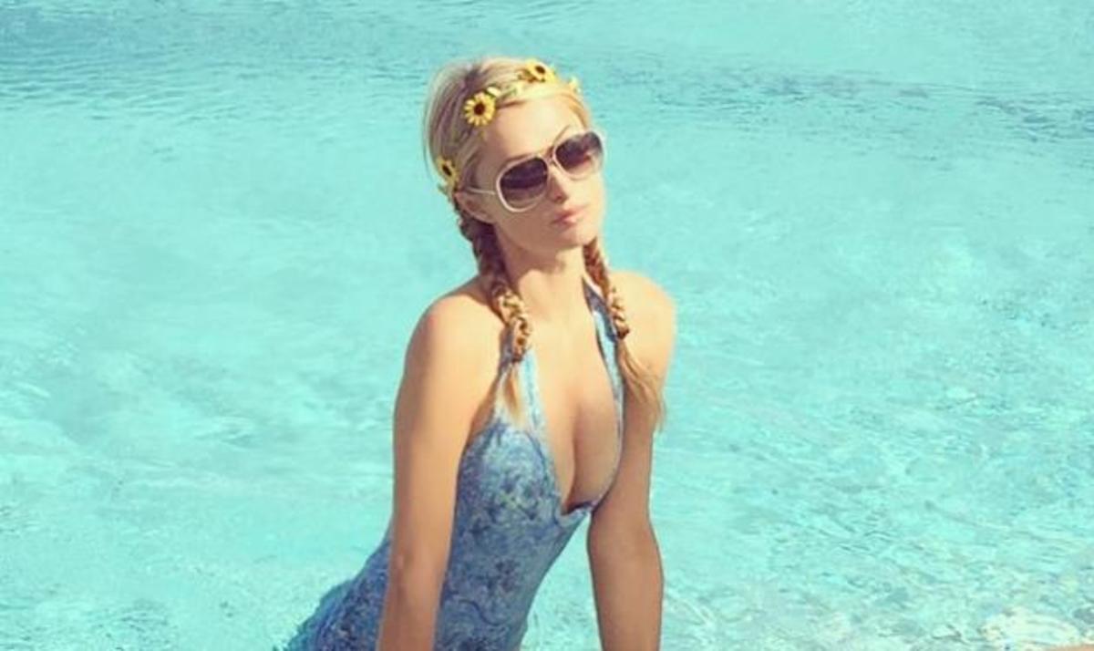 Paris Hilton: “Καυτή” εμφάνιση με μαγιό στην Ίμπιζα!