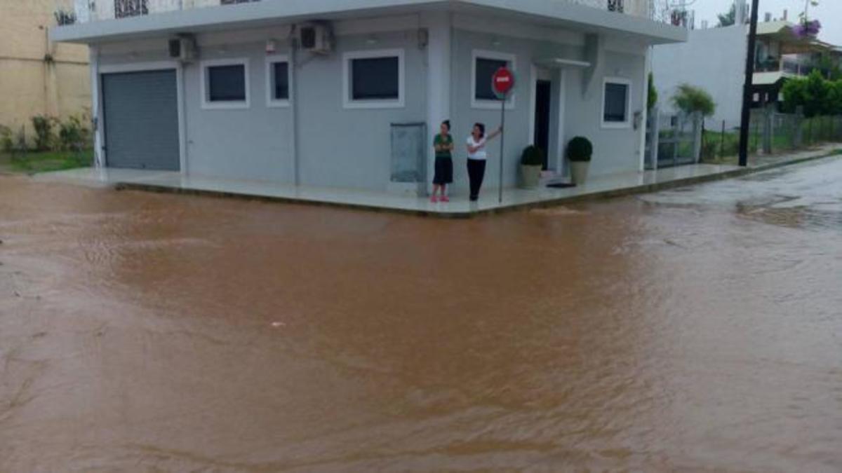 Κακοκαιρία: “Λίμνη” η Ηλεία – Χείμαρροι, πλημμυρισμένα σπίτια και συναγερμός στην Πυροσβεστική [pics, vids]