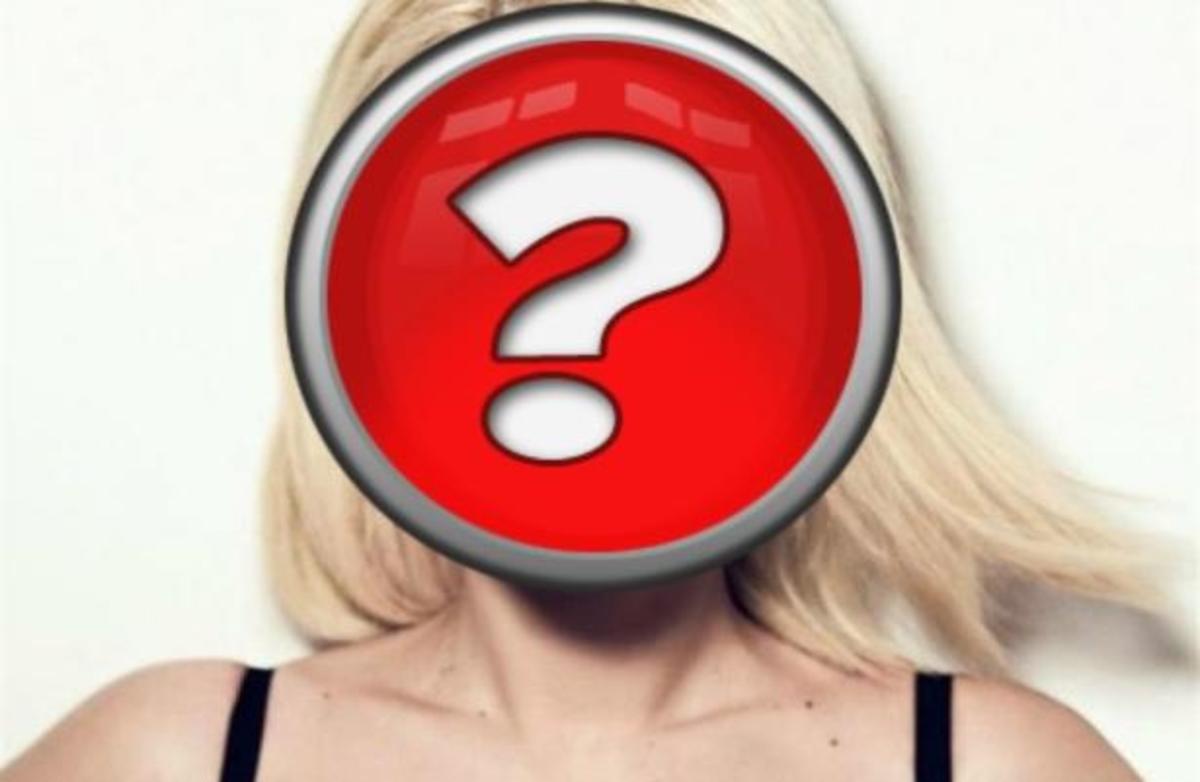 Ποια παρουσιάστρια είναι στο γήπεδο και βλέπει την Εθνική Ελλάδος;