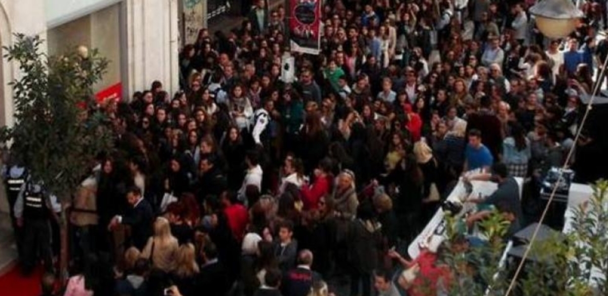 “Διαδήλωση” στα εγκαίνια γνωστού καταστήματος – Πλημμύρισε κόσμο το κέντρο