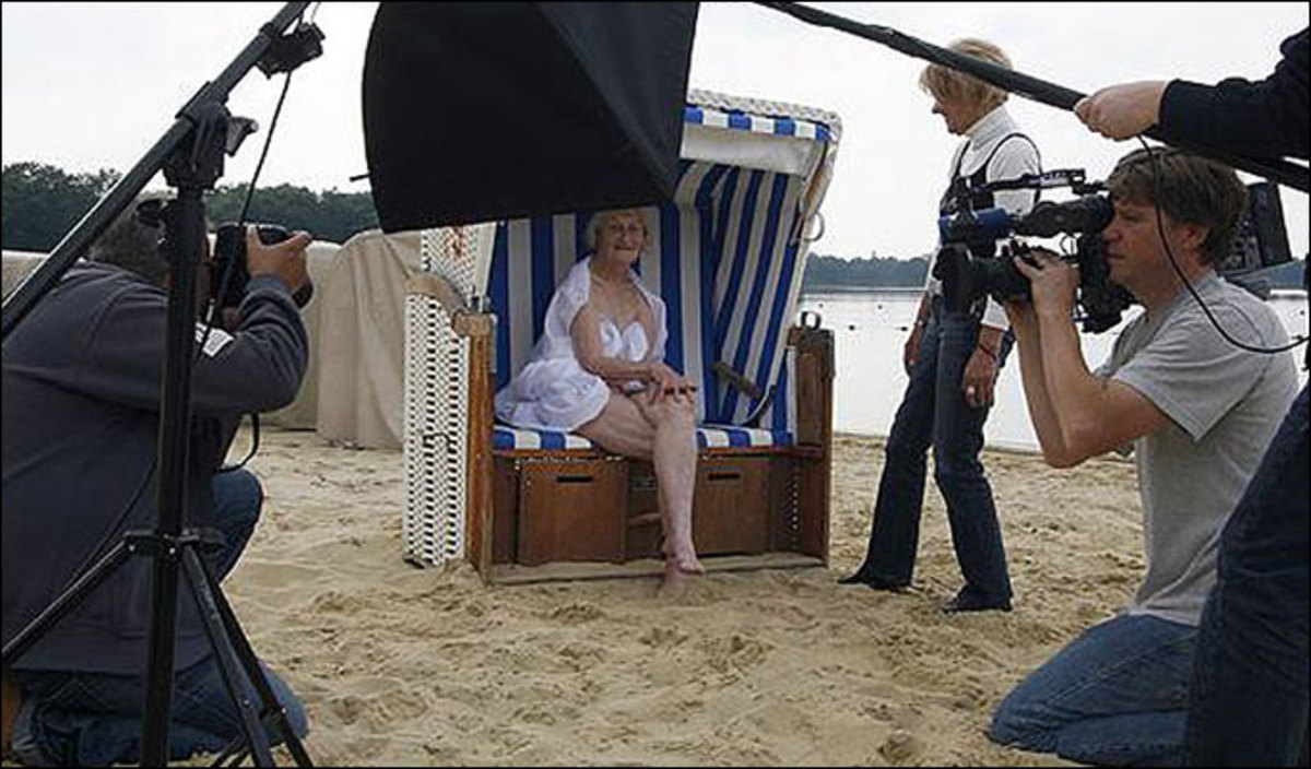 Γδύθηκε για φιλανθρωπία στα 89 της!