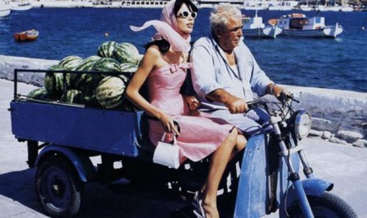 Η Vogue προτείνει ελληνικά προϊόντα και… στηρίζει την χώρα μας