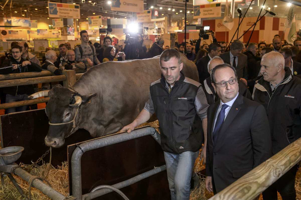 Άγριο κράξιμο στον Ολάντ από τους αγρότες – ΒΙΝΤΕΟ