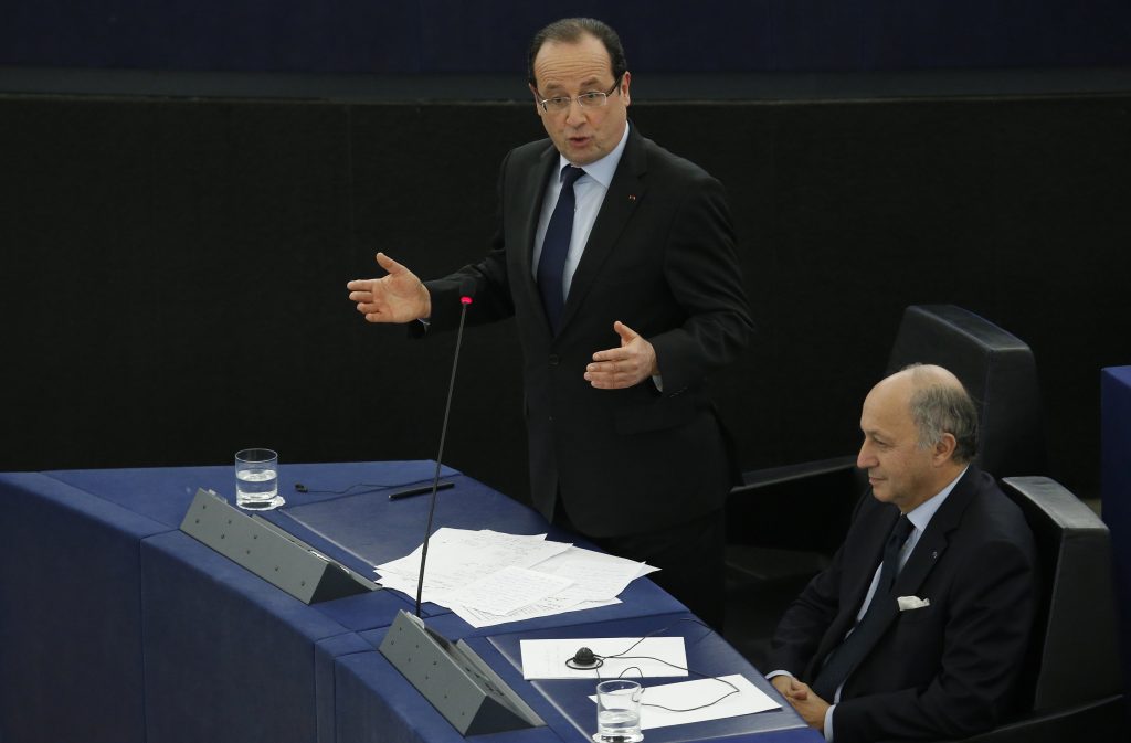 Ολάντ: “Κάποιοι βιάστηκαν να ξεγράψουν την Ελλάδα από το ευρώ”