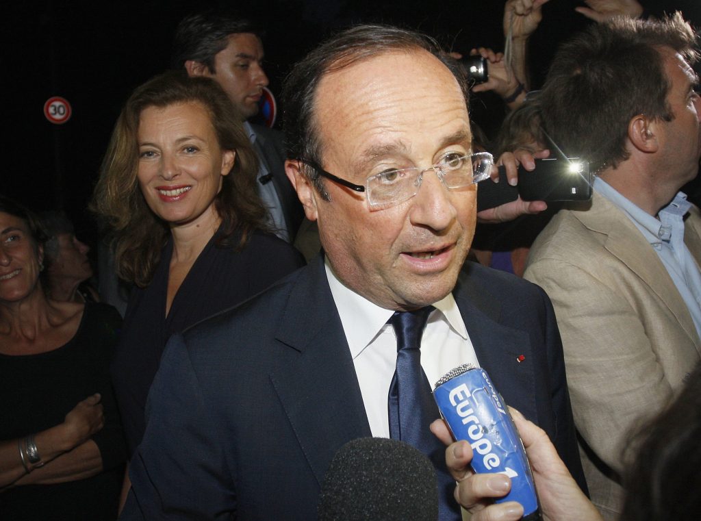 Πέφτει η δημοτικότητα του Ολάντ