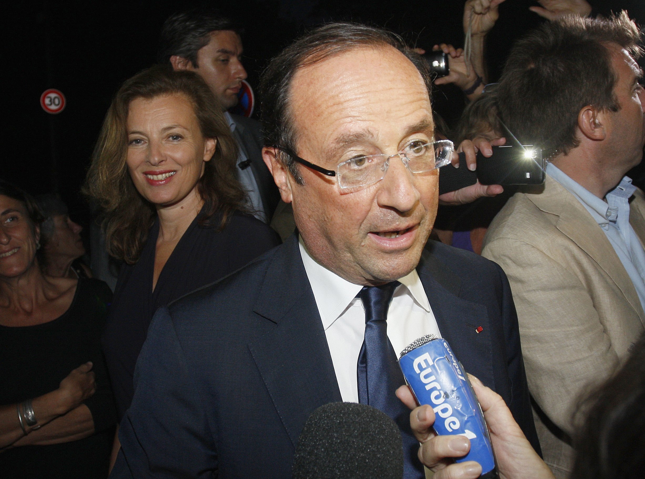 Πέφτει η δημοτικότητα του Ολάντ