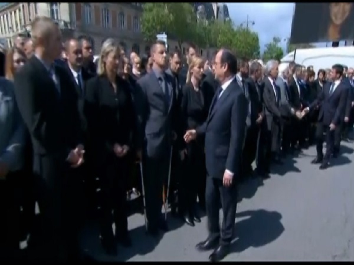 Βίντεο: Απίστευτη αμηχανία για Ολάντ και Βαλς στις Βερσαλλίες!