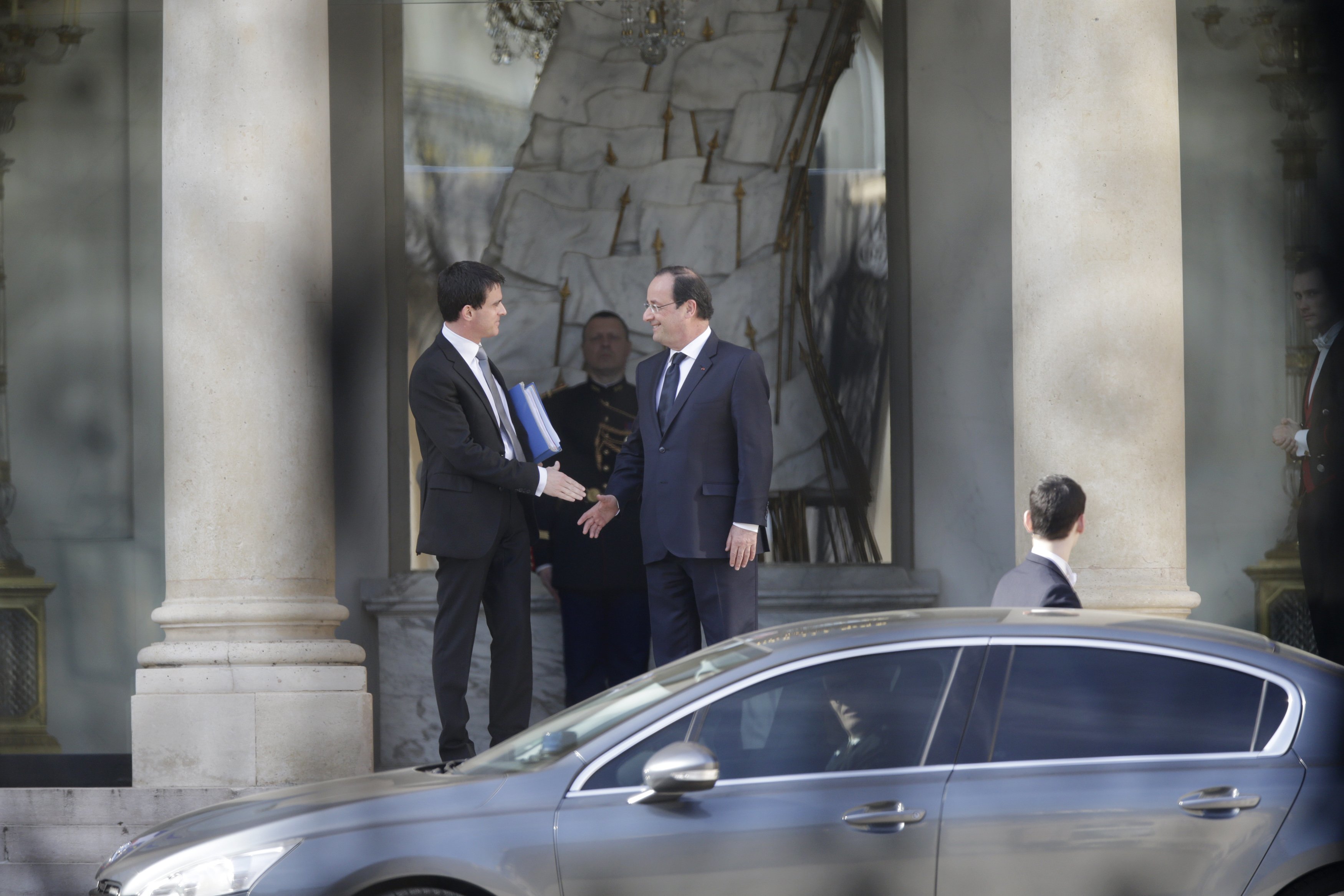 Με αλλαγές στο υπ. Οικονομικών η νέα κυβέρνηση Ολάντ