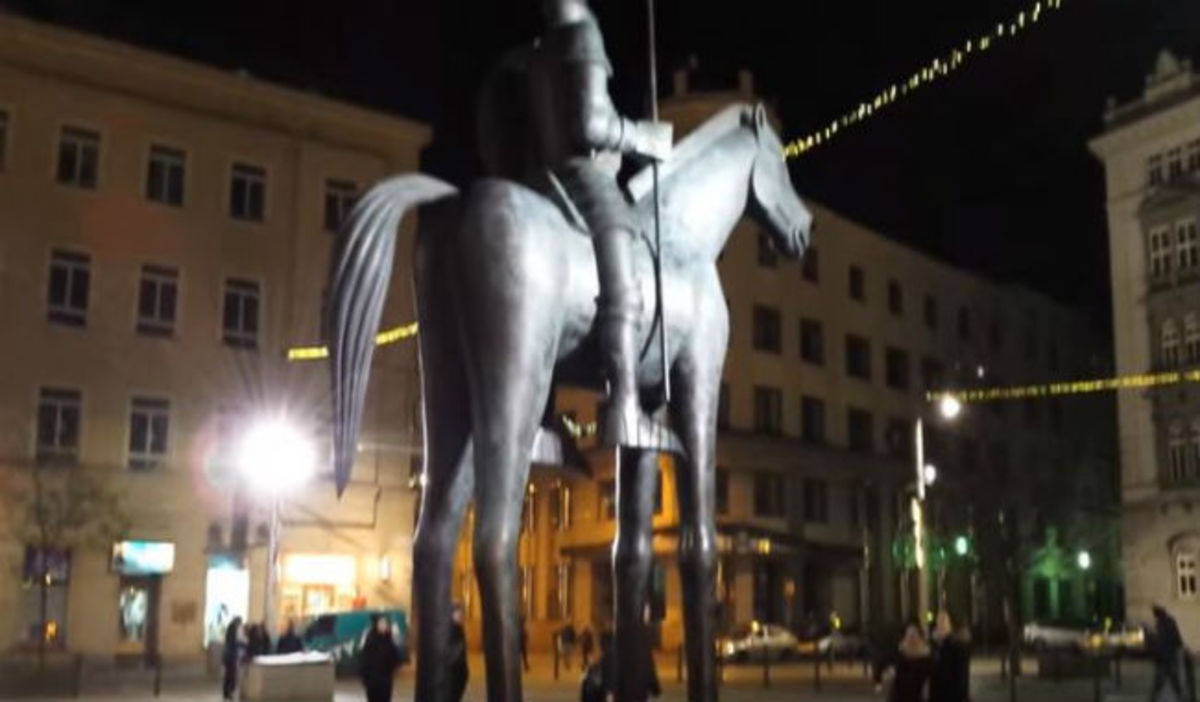 Το αγάλμα αλόγου κρύβει κάτι ξεκαρδιστικό από κάτω!To βίντεο που πρέπει να δείτε μέχρι το τέλος