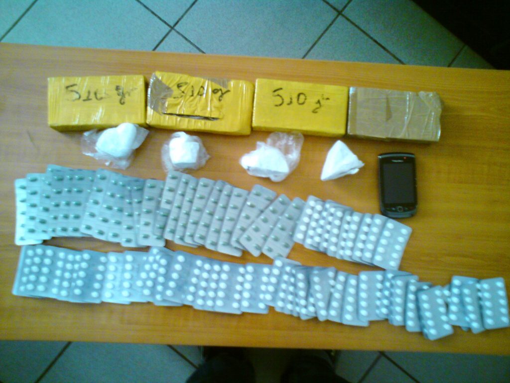 Συνέλαβαν 19χρονο με τεράστια ποσότητα ηρωίνης και ναρκωτικών χαπιών