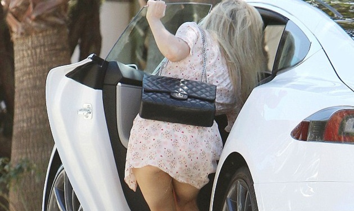 Διάσημη ηθοποιός πήγε στο πάρτι του πρώην και τα πέταξε όλα έξω!