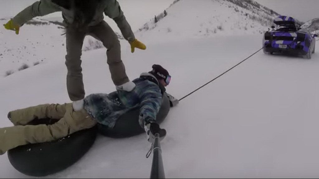 Έκανε τον αδερφό του snowboard για περισσότερα «κλικ» [vid]
