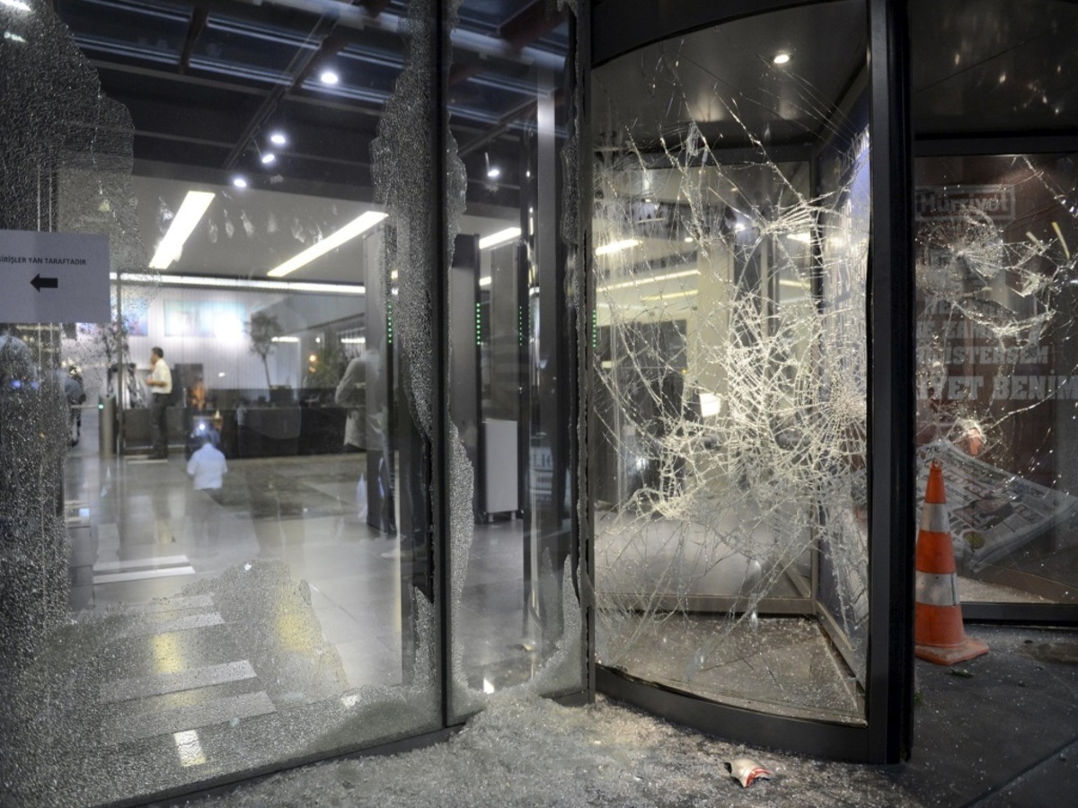Η είσοδος των γραφείων της Hurriyet  ΦΩΤΟ: REUTERS
