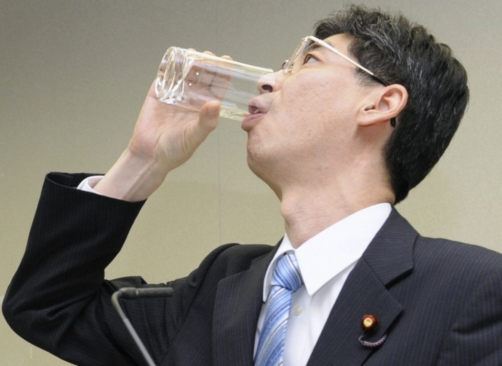 Ήπιε νερό από το πυρηνικό εργοστάσιο της Φουκουσίμα – Δείτε βίντεο