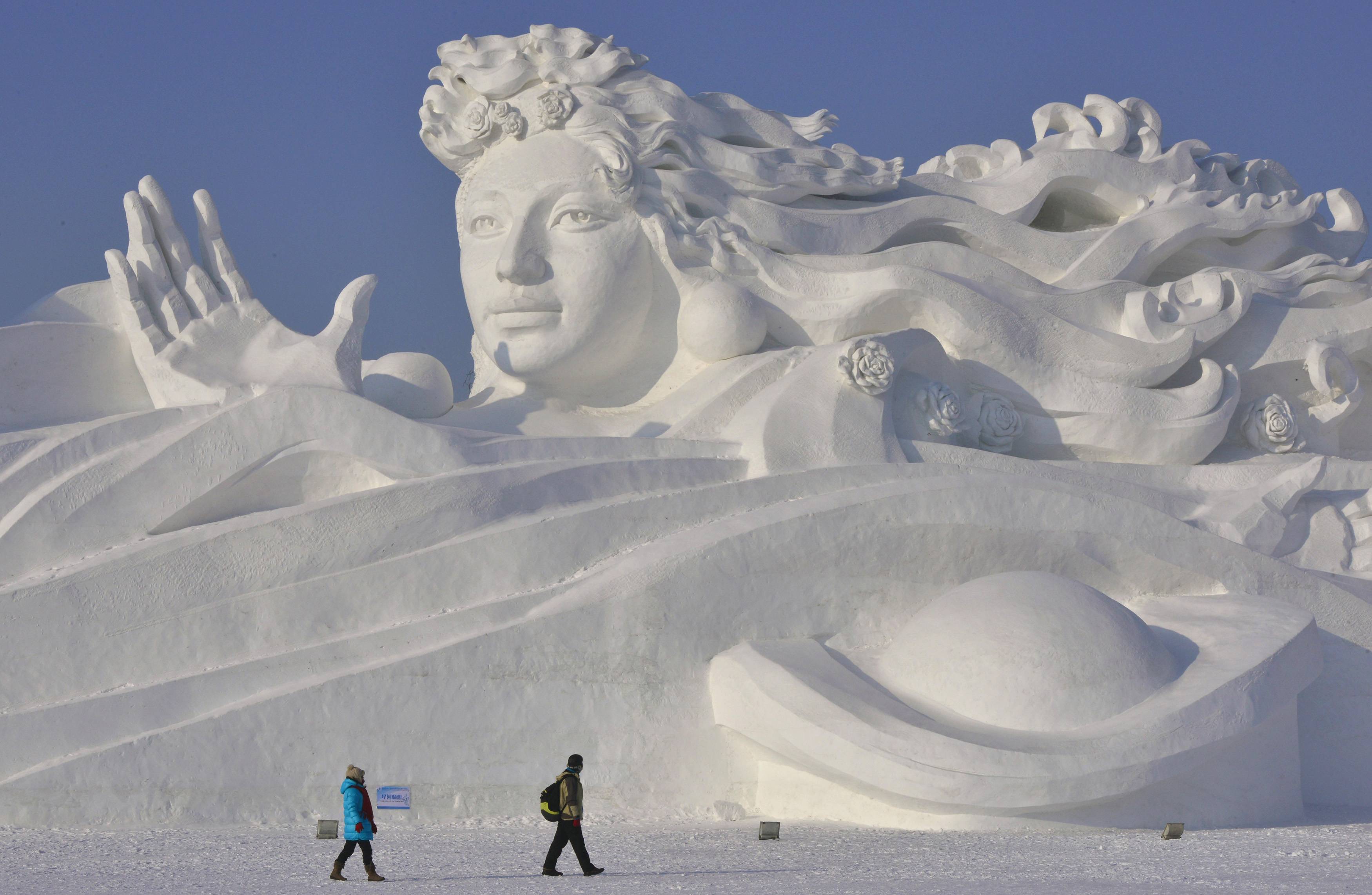 Сугроб из снега 4 буквы. Харбин фестиваль льда и снега 2024. Harbin International Ice & Snow Sculpture Festival (Harbin, China). Харбинский Международный фестиваль скульптур из снега и льда. Харбинский фестиваль «снег и лед» остров солнца.