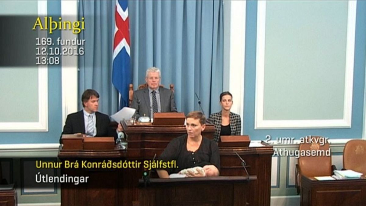 Βουλευτής ανέβηκε στο βήμα της Βουλής, θηλάζοντας την κόρη της [pic]