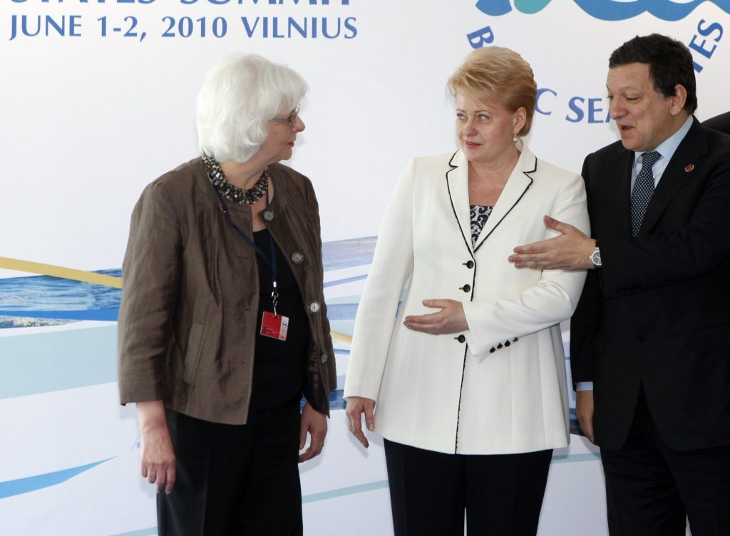 Η πρωθυπουργός της Ισλανδίας με την πρόεδρος της Εσθονίας και τον πρόεδρο της Κομισιόν. ΦΩΤΟ REUTERS
