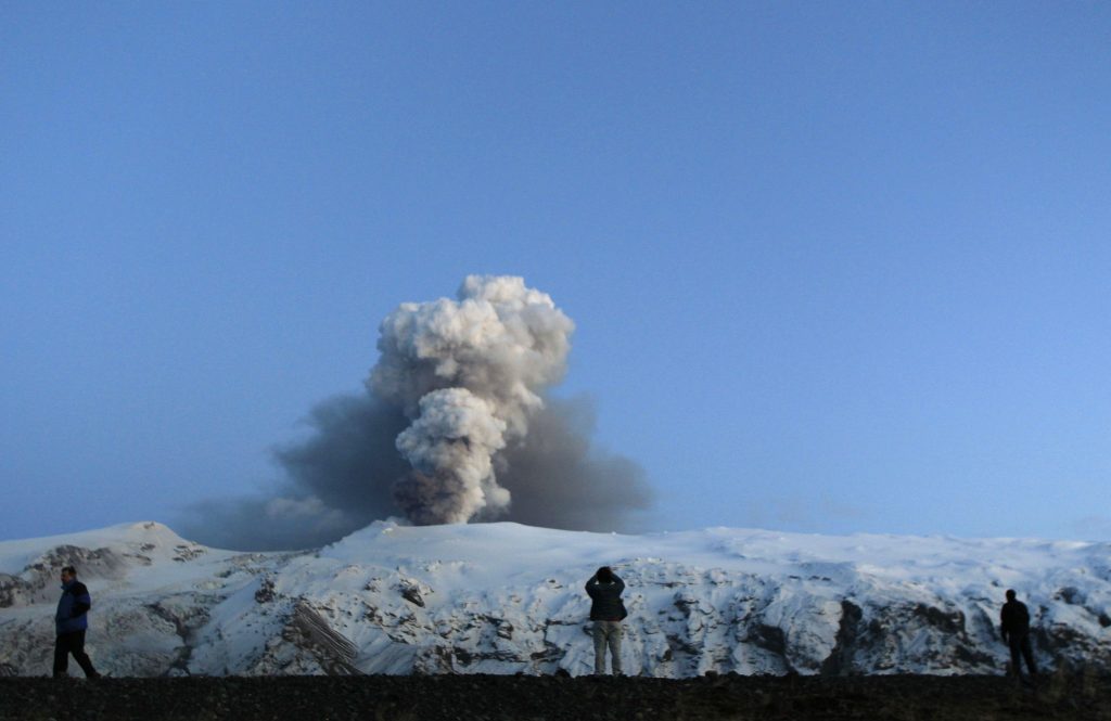 Τρελά κέρδη…από πώληση ηφαιστειακής τέφρας