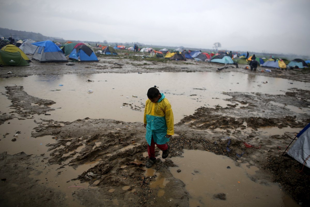 Εφιάλτης στα λασπόνερα για χιλιάδες πρόσφυγες στην Ειδομένη (ΦΩΤΟ, ΒΙΝΤΕΟ)