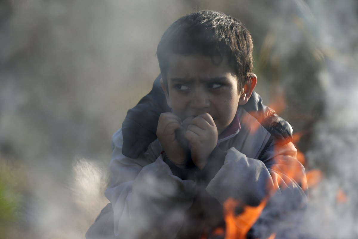 Πάνω από όλα “άνθρωπος” – Γερμανός φωτορεπόρτερ βρίσκει τα προσφυγόπουλα στην Ειδομένη “πιο ενοχλητικά και από το κρύο”
