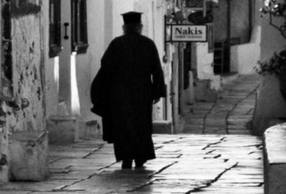 Πρέπει να φιλάμε το χέρι του ιερέα;