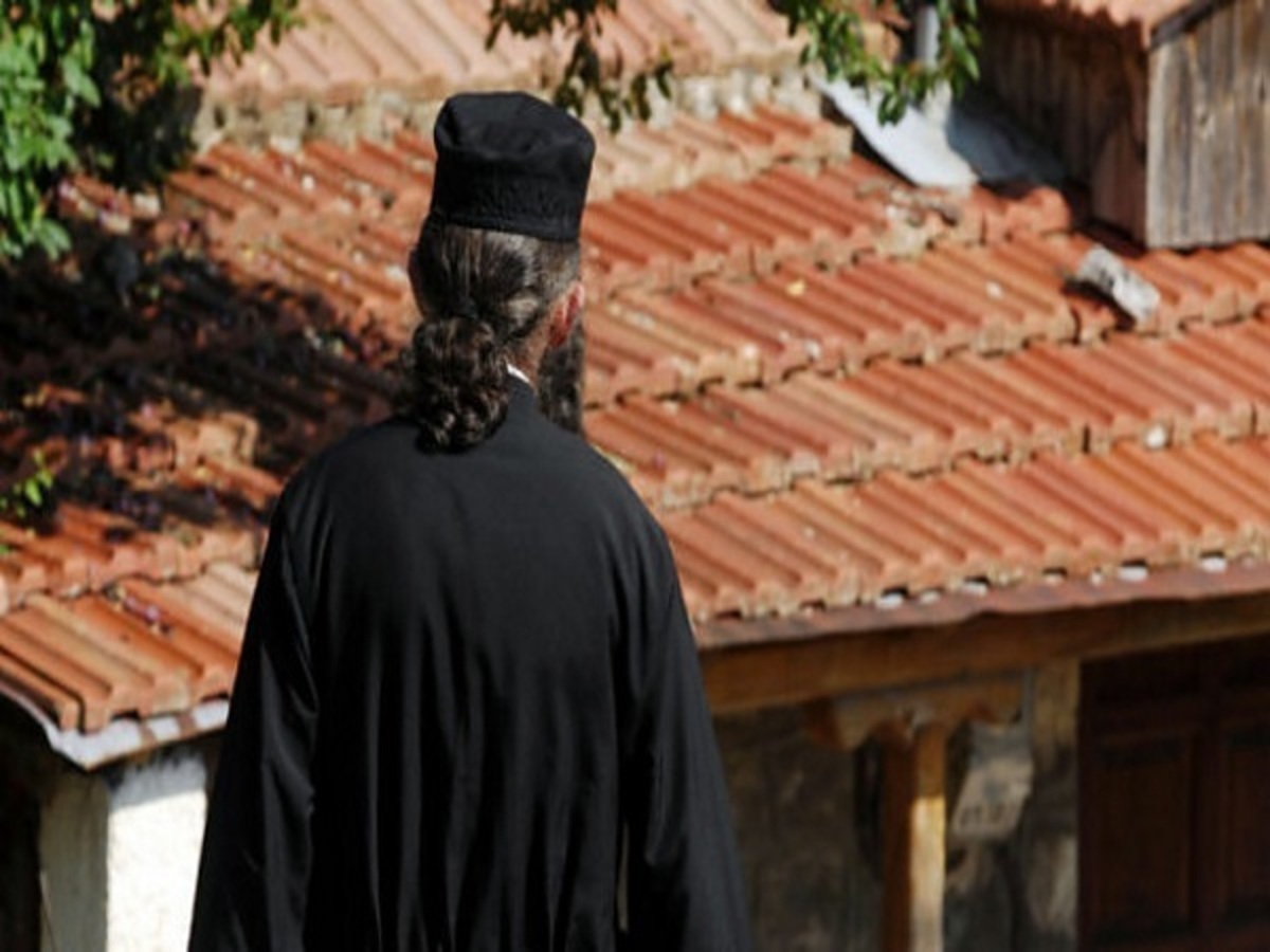 Με τα ράσα κυκλοφορεί στην φυλακή ο παπάς που βίασε την ανηψιά του!