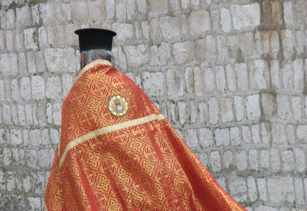 Στο «σκαμνί» ο διάκονος που φορούσε γυναικεία ρούχα