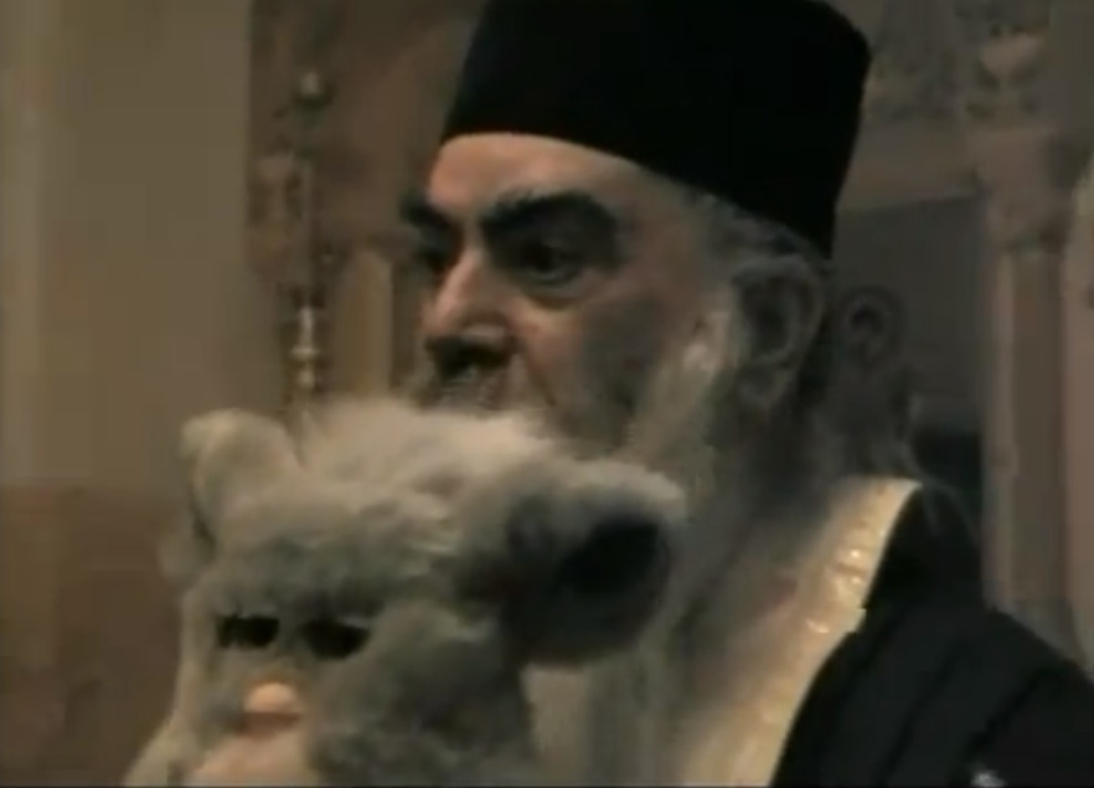 Παππάς ξορκίζει… Γκρέμλιν! Σάλος στην Εκκλησία