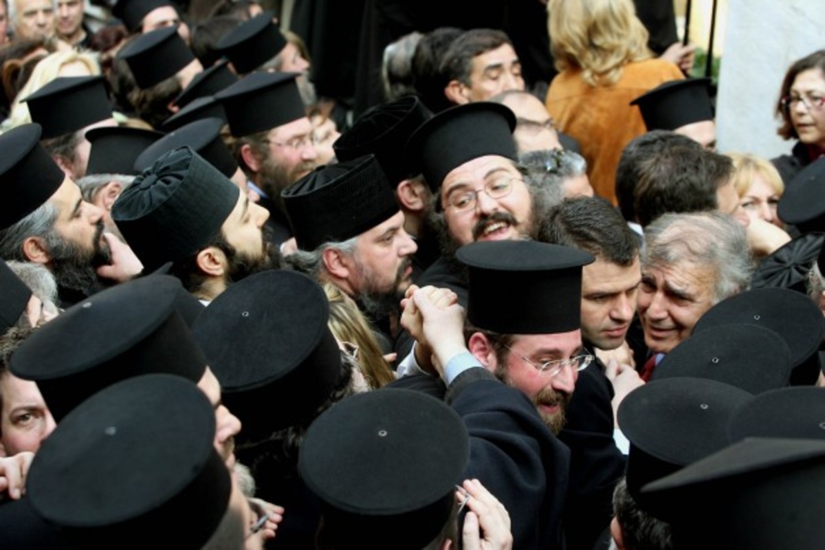 Θέλουν να κόψουν τη μισθοδοσία των Κληρικών