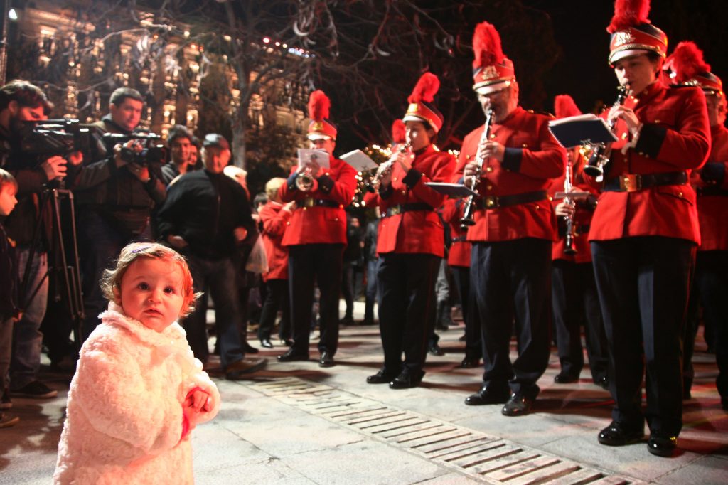 Γιορτινή φωταγώγηση της πλατείας Συντάγματος