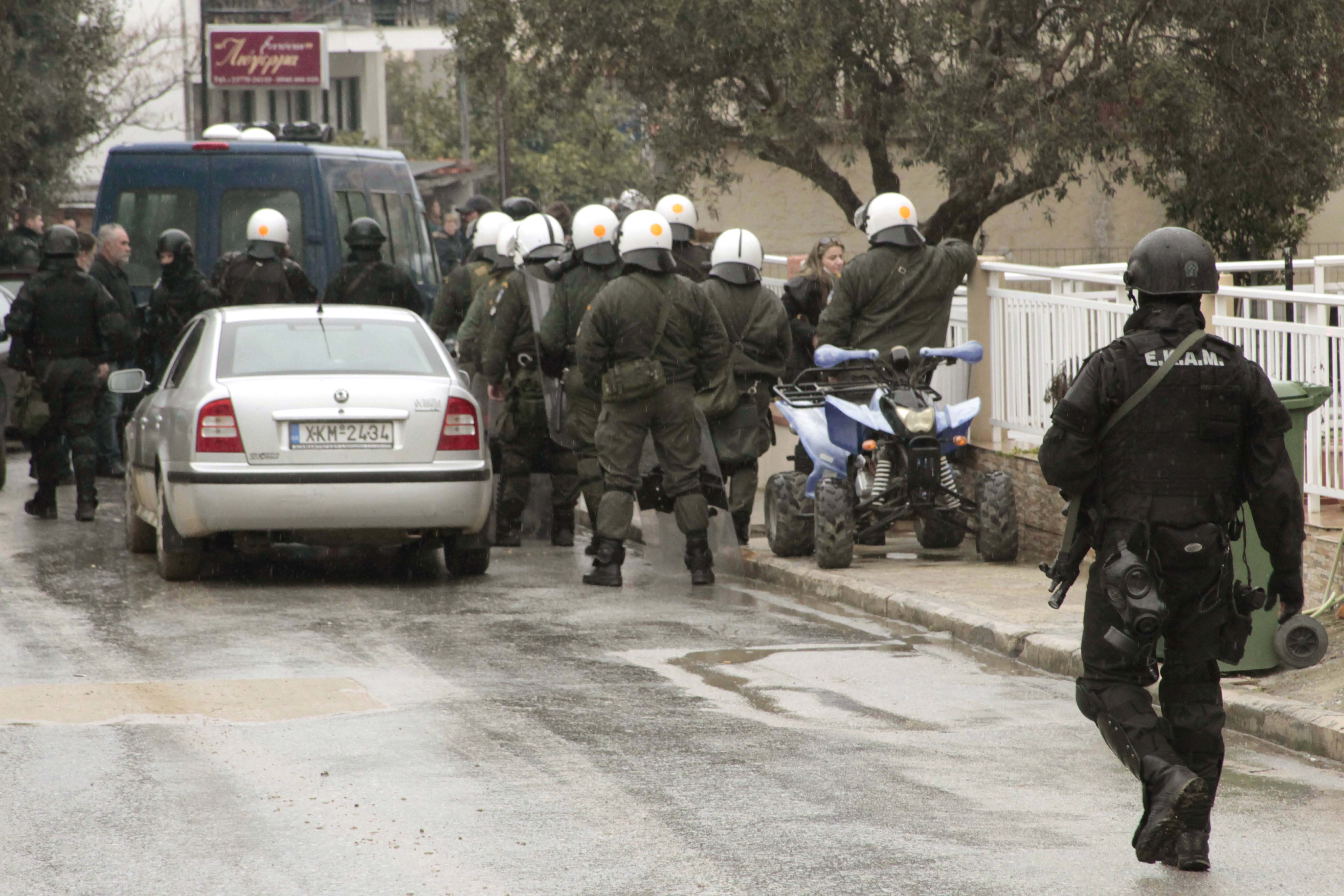 Νύχτα έντασης στην Ιερισσό – Εισβολή αστυνομικών σε δυο σπίτια – Κάτοικοι έκαναν γυαλιά καρφιά το αστυνομικό τμήμα