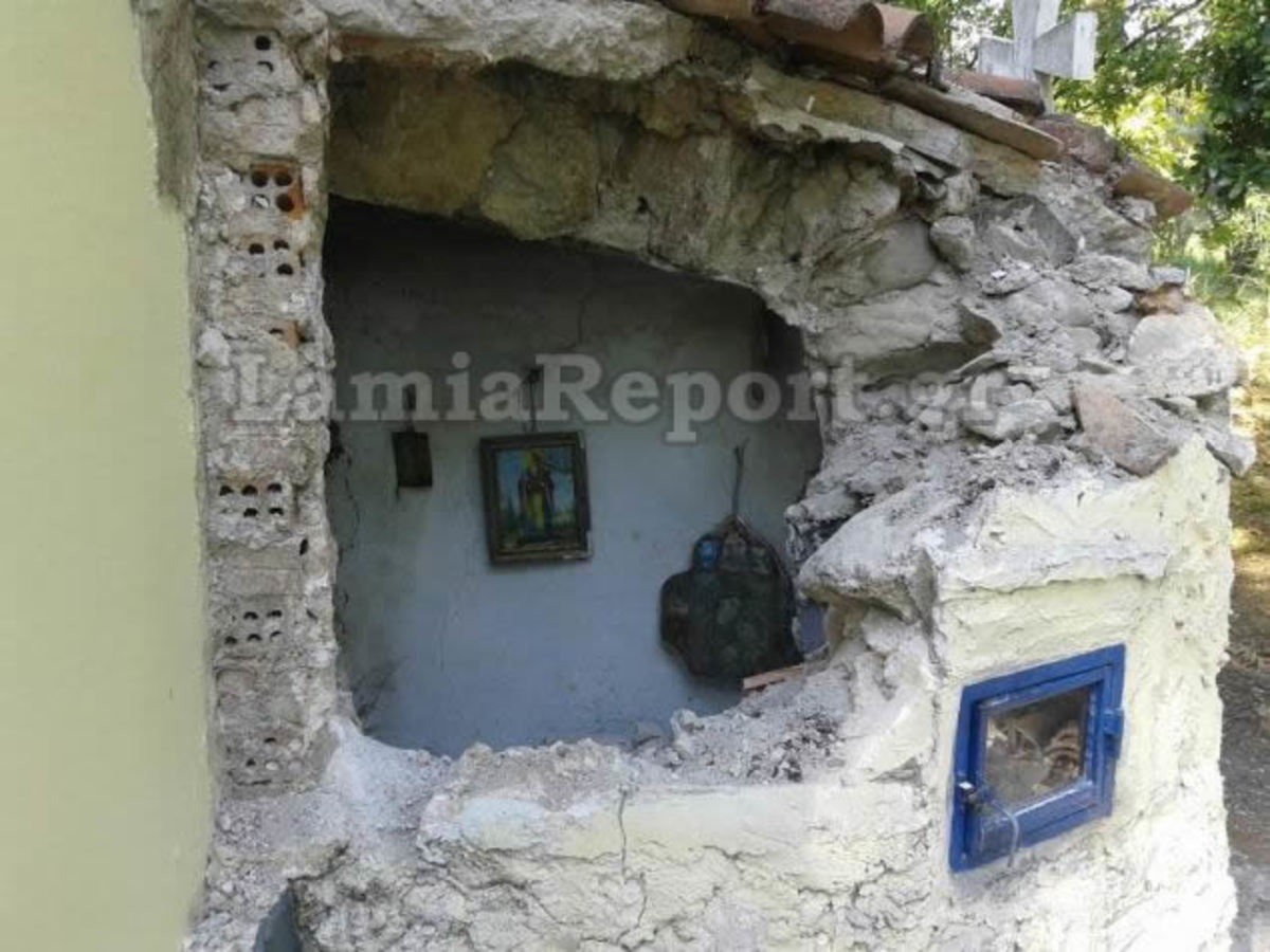 Λαμία: Βάνδαλοι γκρέμισαν το παλιό ιερό σε εκκλησάκι! (ΦΩΤΟ)