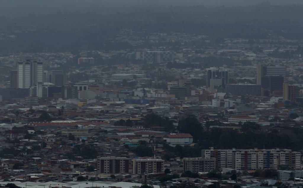 Σκοτεινιάζει η Κόστα Ρίκα από τέφρα και θειάφι – Έτοιμο να εκραγεί το ηφαίστειο Τουράλμπια