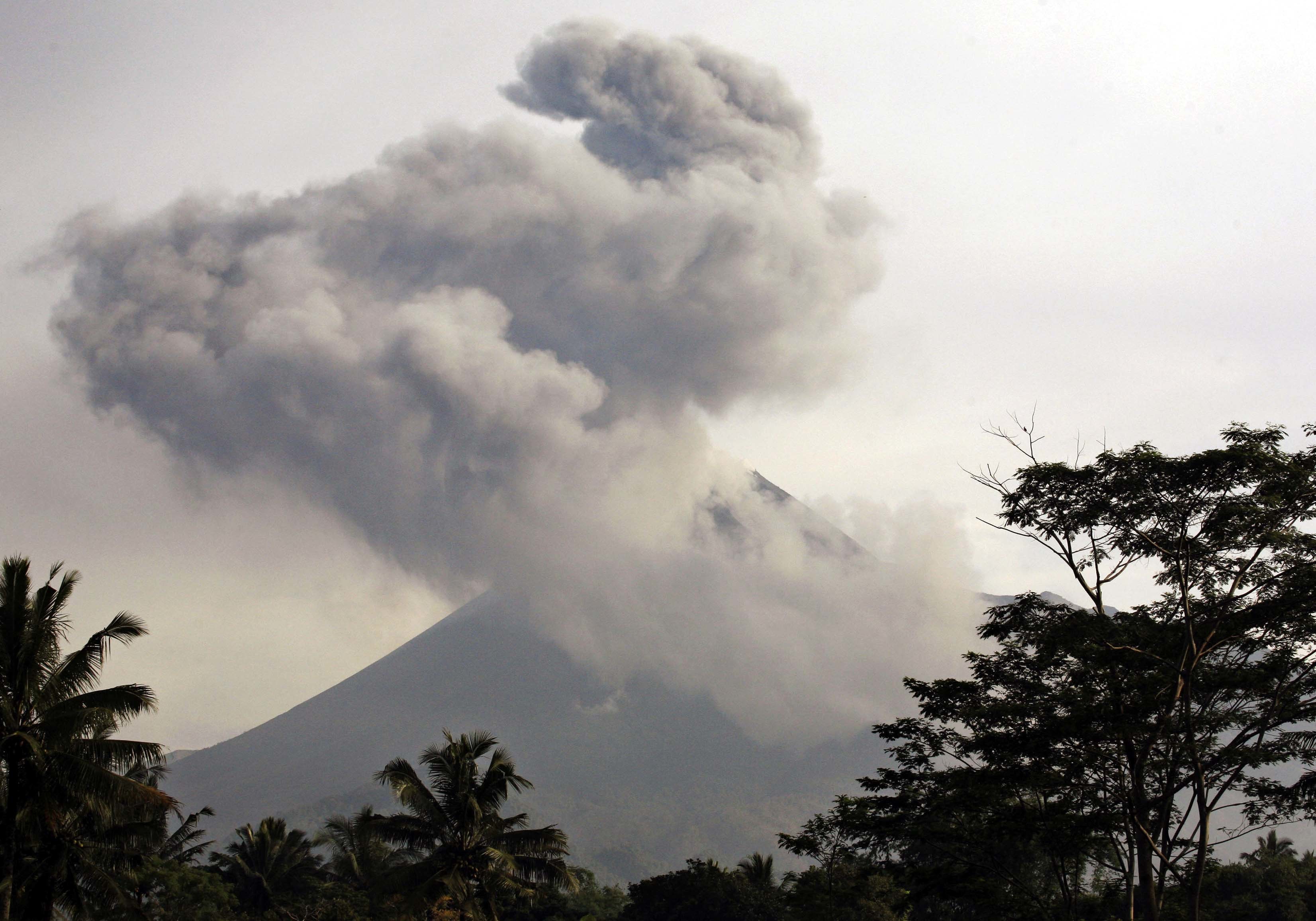 Ισχυρή έκρηξη του ηφαιστείου Σινμοεντάκε – Πανικός στους κατοίκους