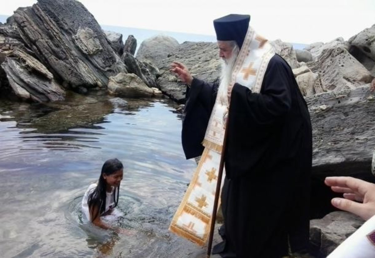 Από την Ταυλάνδη στην Ικαρία για να βαπτιστεί χριστιανή