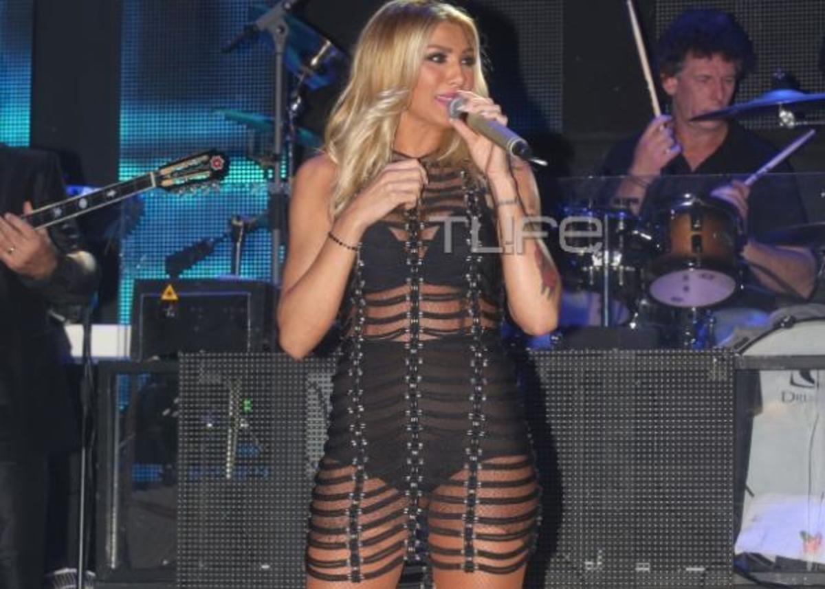 Κόλαση η Αγγελική Ηλιάδη στη σκηνή – Το see through φόρεμα προκάλεσε πανικό