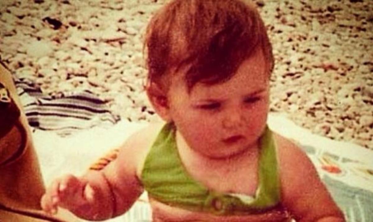 Ποια Eλληνίδα τραγουδίστρια είναι το κοριτσάκι της φωτογραφίας;