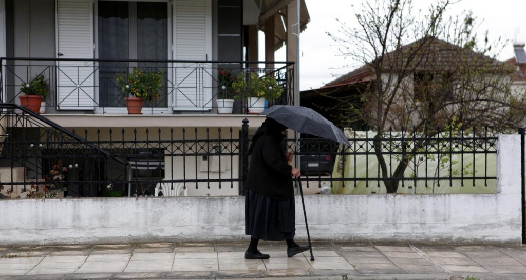 Κουκουλοφόροι ληστές επιτέθηκαν με κατσαβίδι σε ηλικιωμένη