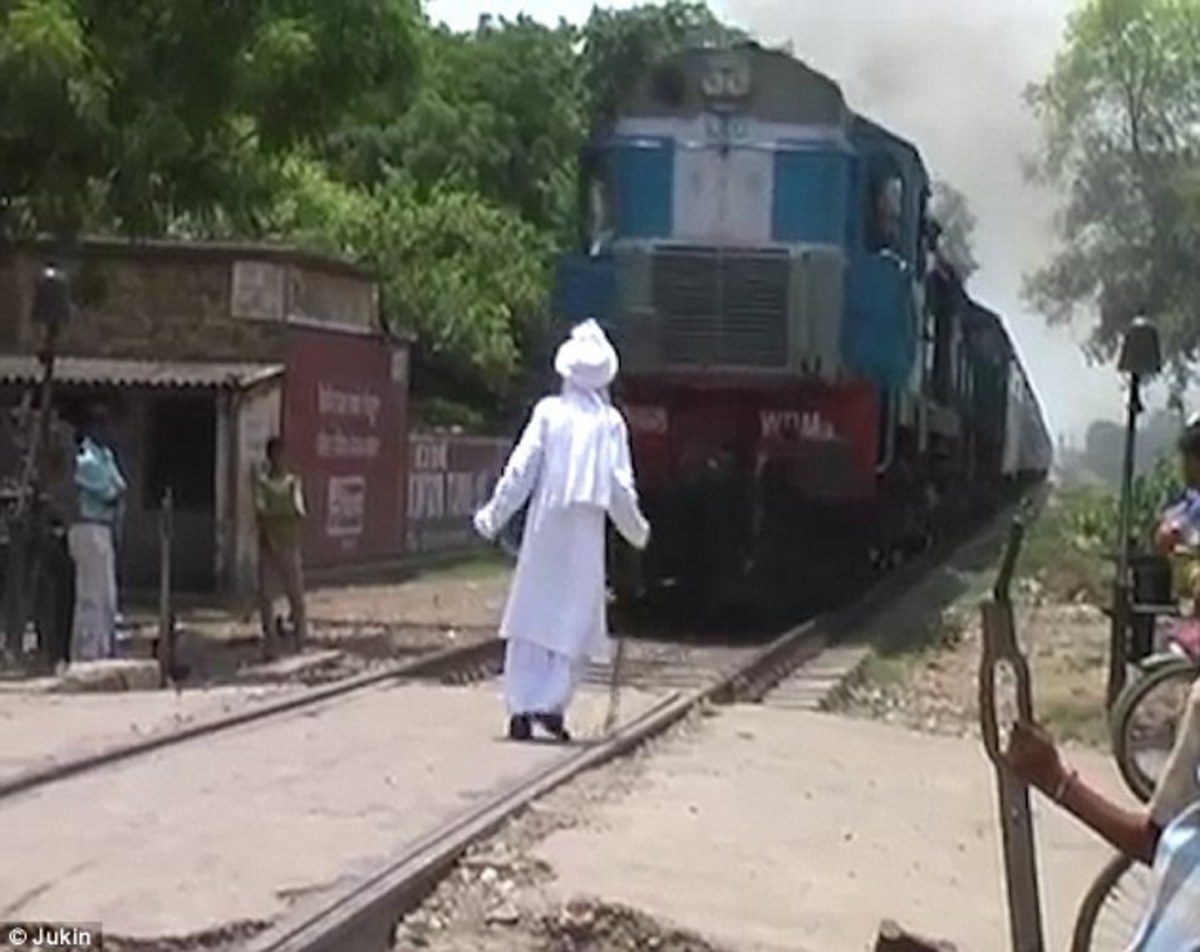 Video που κόβει την ανάσα: Ηλικιωμένος ξεγελά το θάνατο την τελευταία στιγμή