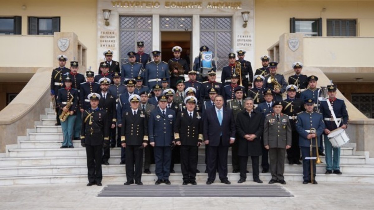 Πρωτοχρονιά 2016: Έψαλαν τα Κάλαντα στον ΥΕΘΑ Πάνο Καμμένο – ΦΩΤΟ