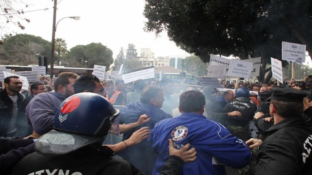 Εργαζόμενοι στη κυπριακή ΔΕΗ επιχείρησαν να εισβάλλουν στην Βουλή! (ΣΥΝΕΧΗΣ ΕΝΗΜΕΡΩΣΗ)