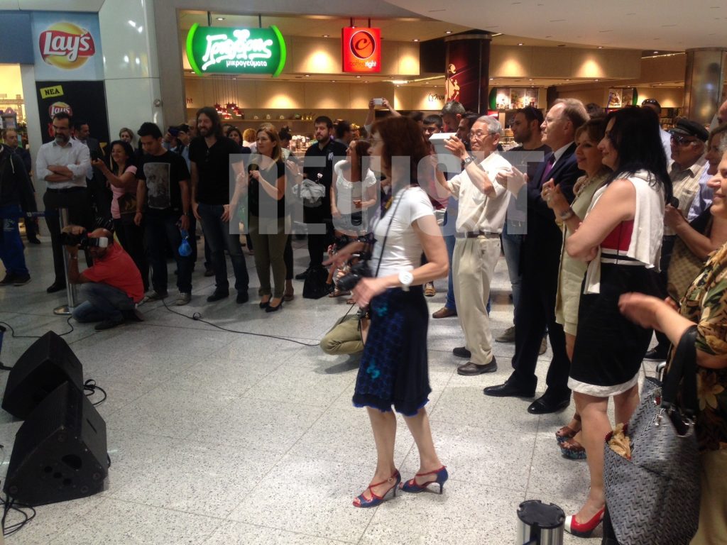 Το γλέντι στο αεροδρόμιο Ελ.Βενιζέλος με τους Imam Baildi που ξάφνιασε τους ταξιδιώτες – ΦΩΤΟ κ VIDEO