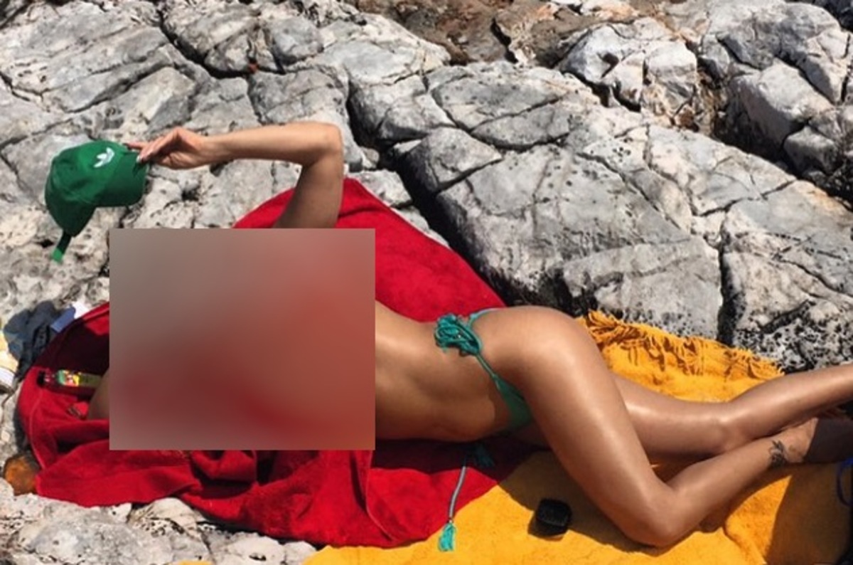 Πασίγνωστη Ελληνίδα ηθοποιός σκαρφάλωσε ημίγυμνη στα βράχια!