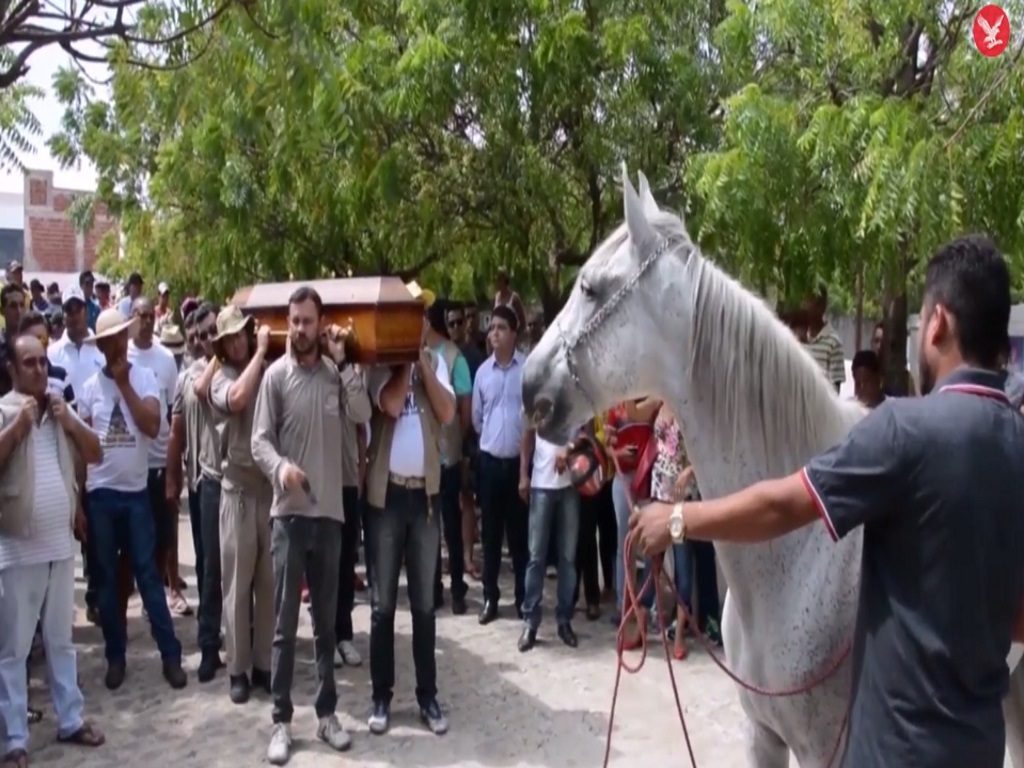 Απίστευτο! Άλογο κλαίει στην κηδεία του ιδιοκτήτη του [vid]