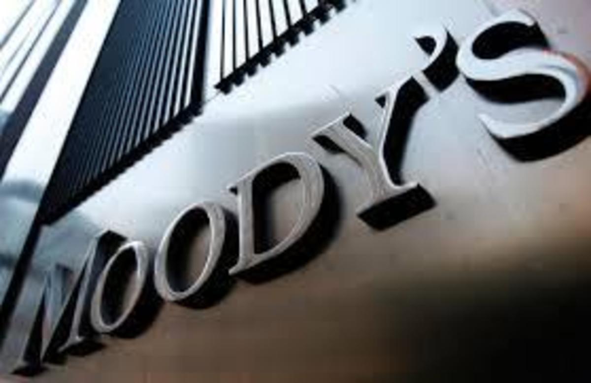 Moody’s: Αρνητικές οι προοπτικές για τις ελληνικές τράπεζες – Ανοικτό ακόμα και το πάγωμα καταθέσεων