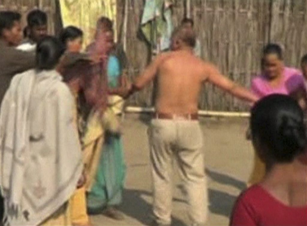 Ινδία: Λίντσαραν πολιτικό γιατί βίασε γυναίκα (VIDEO)