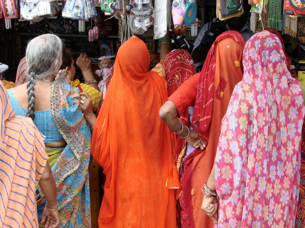 Σαν μιάσματα αντιμετωπίζουν τις κόρες τους πολλοί πατεράδες στην Ινδία