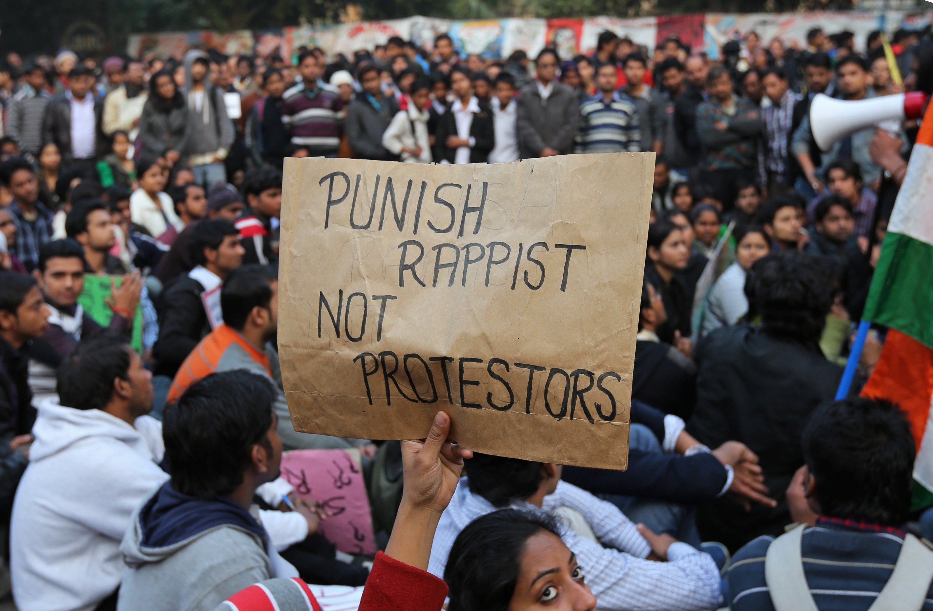 Ινδία: Αυστηρά μέτρα για την αντιμετώπιση των διαδηλώσεων, εξαιτίας του βιασμού μιας 23χρονης