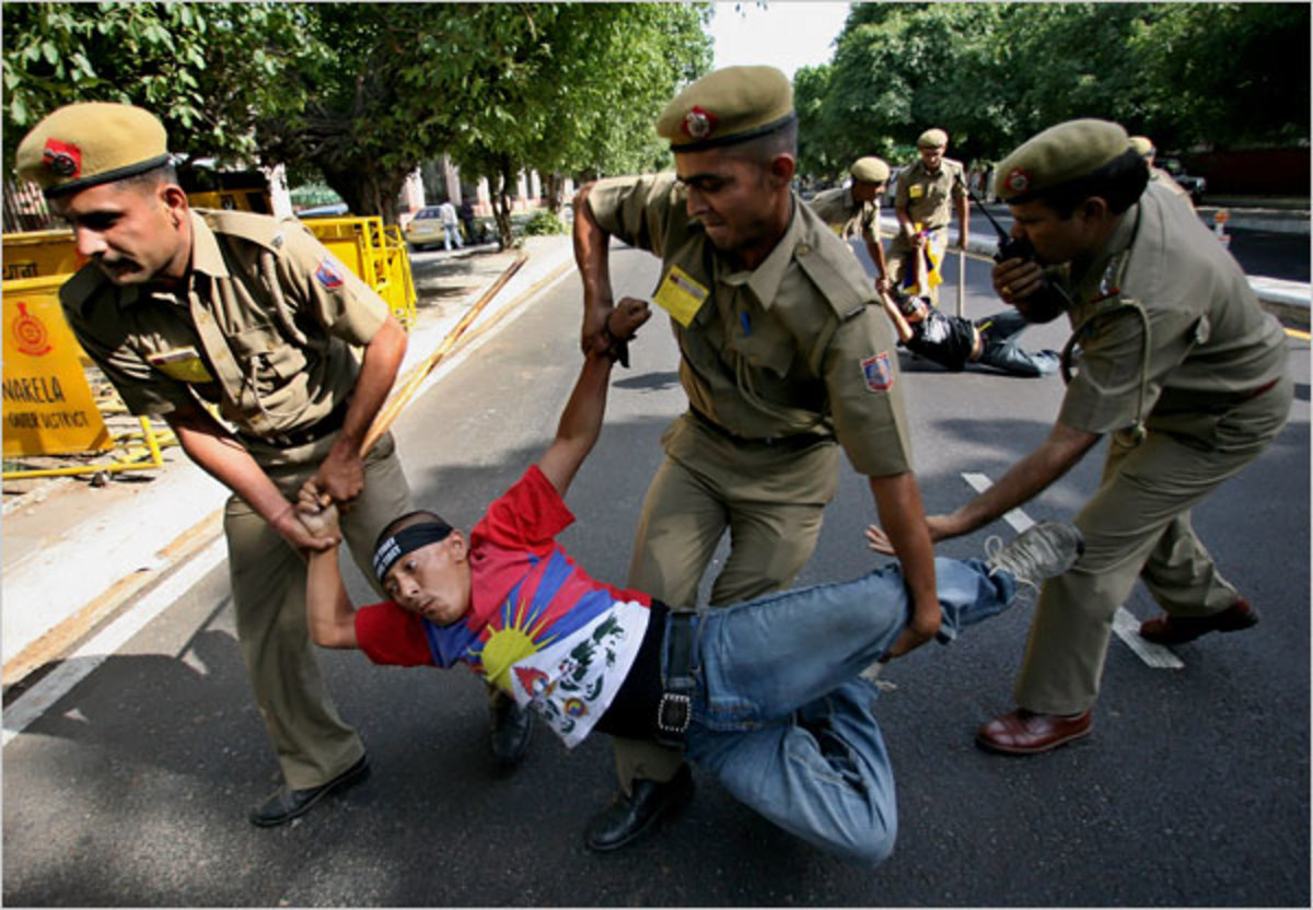 Ινδός “κάηκε ζωντανός” από συμμορία που νόθευε πετρέλαιο