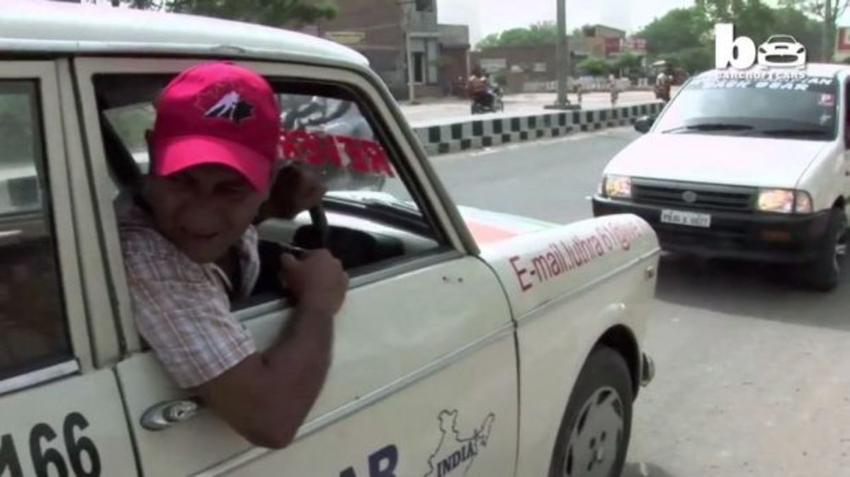 Ο άνθρωπος που εδώ και 11 χρόνια οδηγεί μόνο με την όπισθεν!!! (VIDEO)